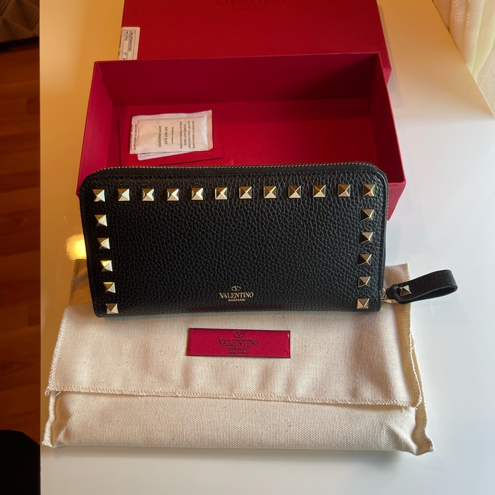 🎉HP🎉Valentino Garavani Rockstud Leather Zip-Around Wallet